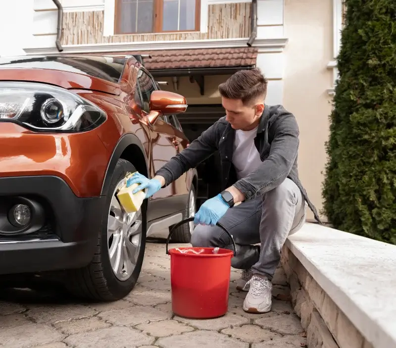 Lavage auto à domicile Bouzon-Gellenave : professionnel intervenant sur un véhicule
